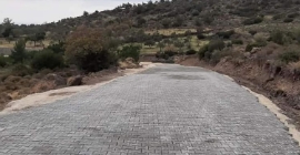 Köy yollarına parke taşı döşeniyor 