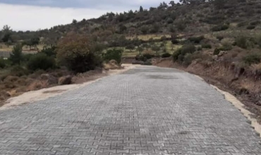 Köy yollarına parke taşı döşeniyor 