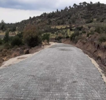 Köy yollarına parke taşı döşeniyor 
