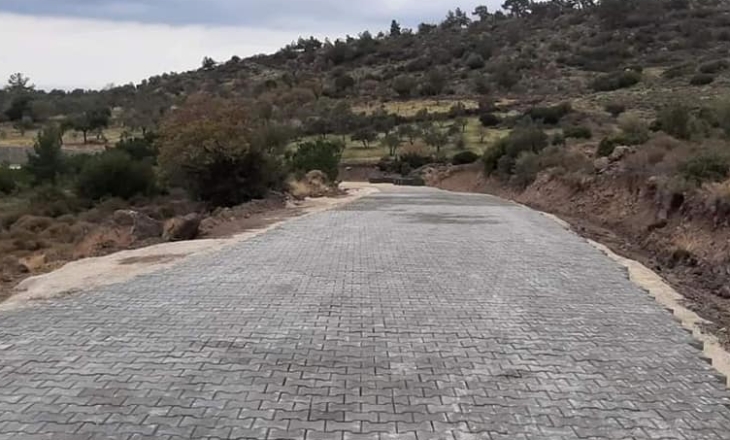 Köy yollarına parke taşı döşeniyor 