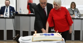 Belediye Meclisi’nde pastalı kutlama 