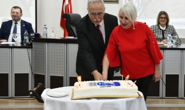 Belediye Meclisi’nde pastalı kutlama 