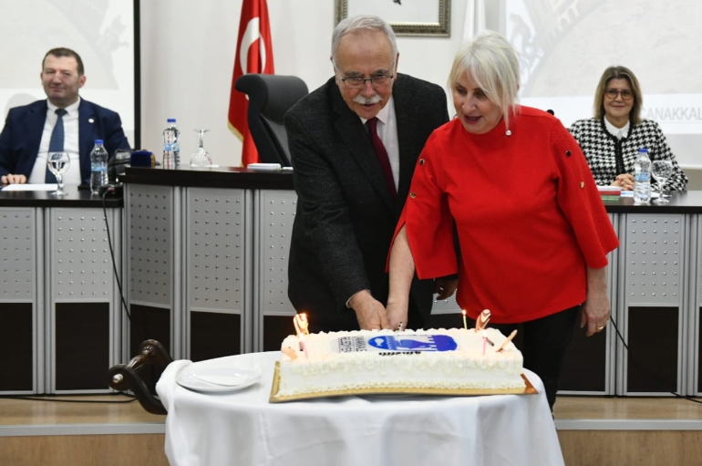 Belediye Meclisi’nde pastalı kutlama 